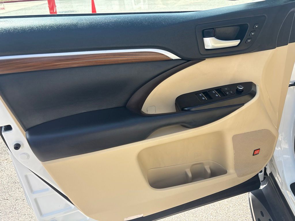 Thumbnail: 2019 Toyota Highlander - 12