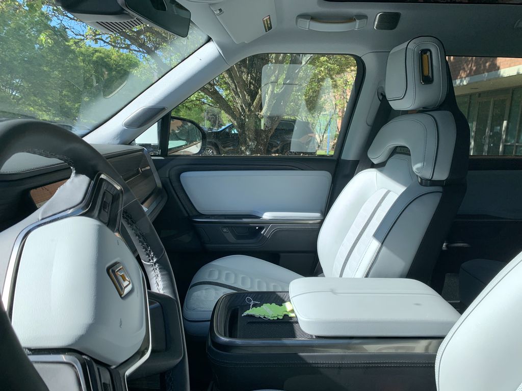 Thumbnail: 2025 Rivian R1S - 9