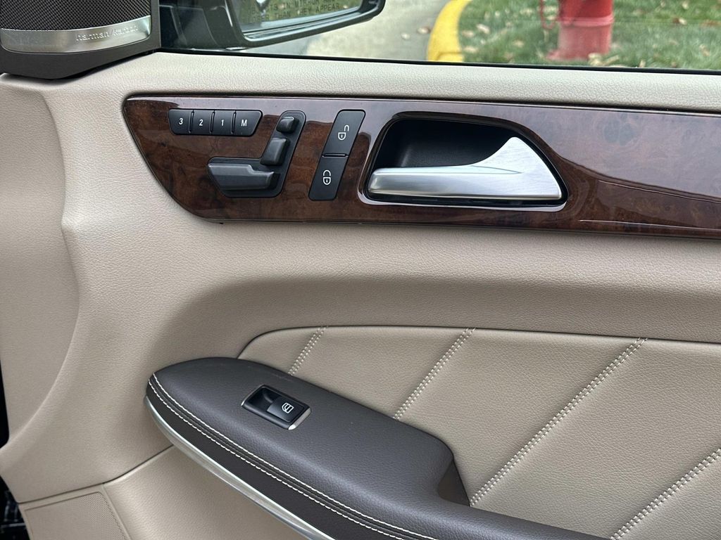 Thumbnail: 2013 Mercedes-Benz GL-Class - 20