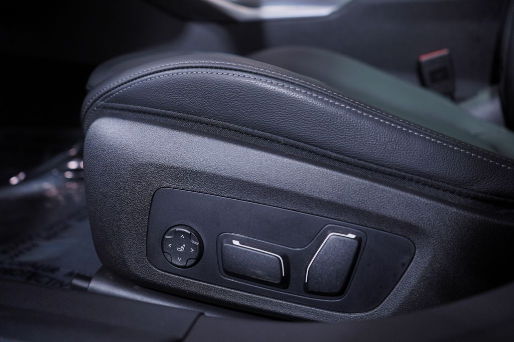 Thumbnail: 2025 BMW 3 Series - 18