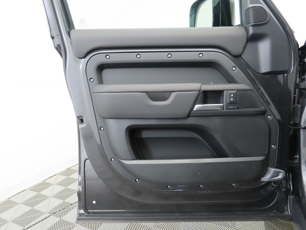 2025 Land Rover Defender 110 26
