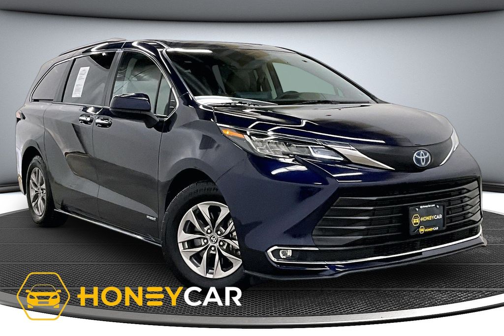 2021 Toyota Sienna XLE 7-Passenger FWD