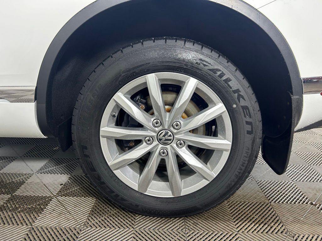 Used 2017  Volkswagen V6 Sport image 23