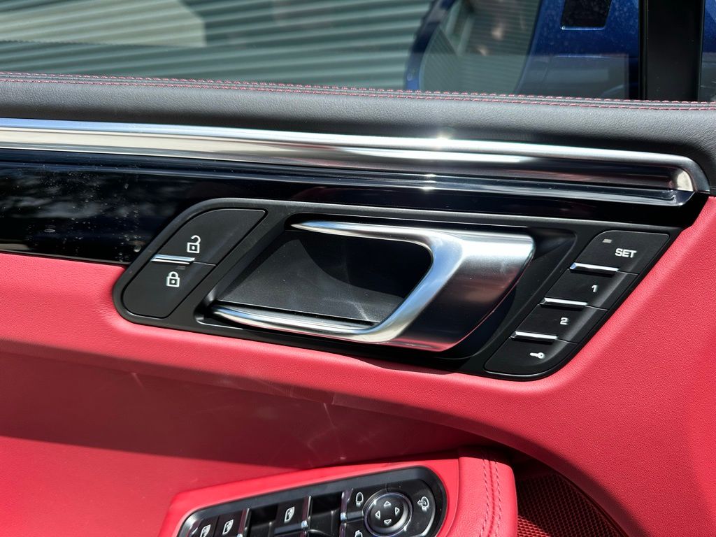 Thumbnail: 2026 Porsche Macan - 20