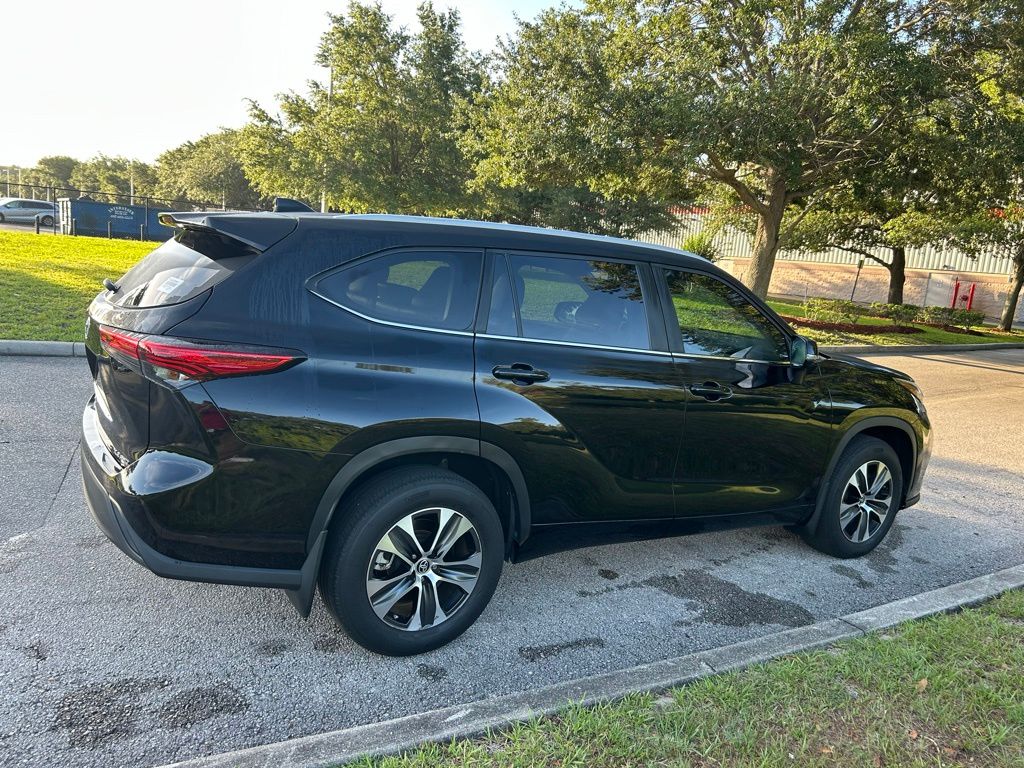 Thumbnail: 2023 Toyota Highlander - 6