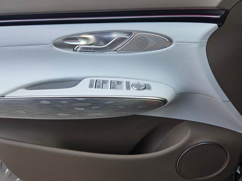 2027 Genesis Gv70