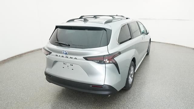 2025 Toyota Sienna XLE 3