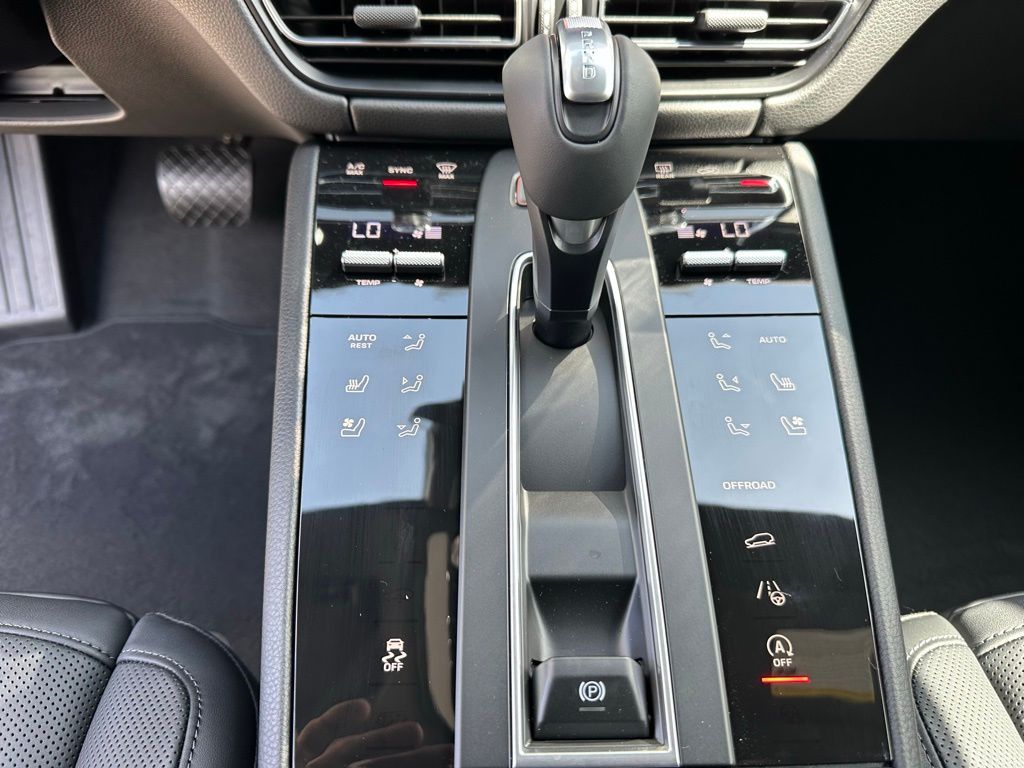 Thumbnail: 2025 Porsche Macan - 23