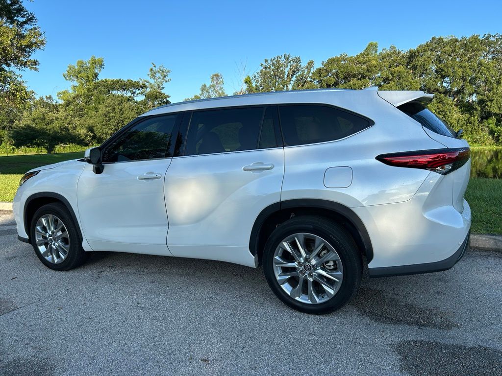 Thumbnail: 2023 Toyota Highlander - 3