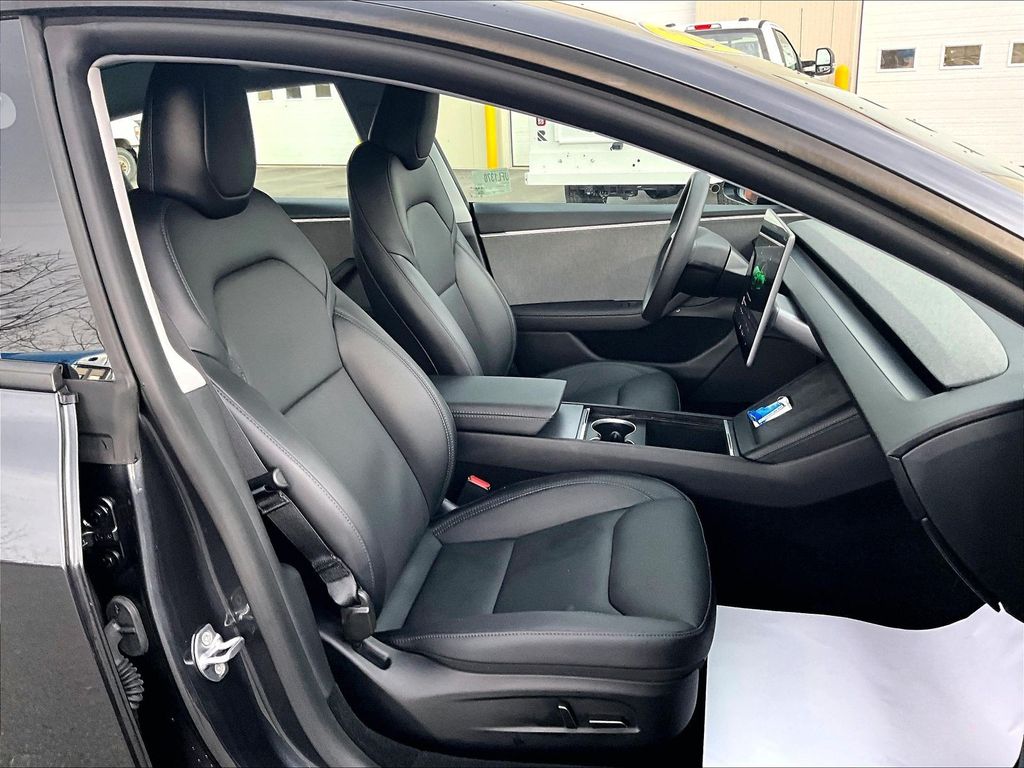 2025 Tesla Model 3 — photo 7