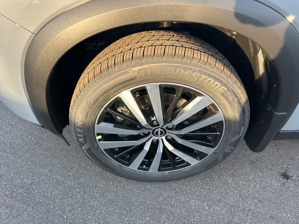2025 Boulder Gray Pearl Nissan Pathfinder Platinum FWD SUV
