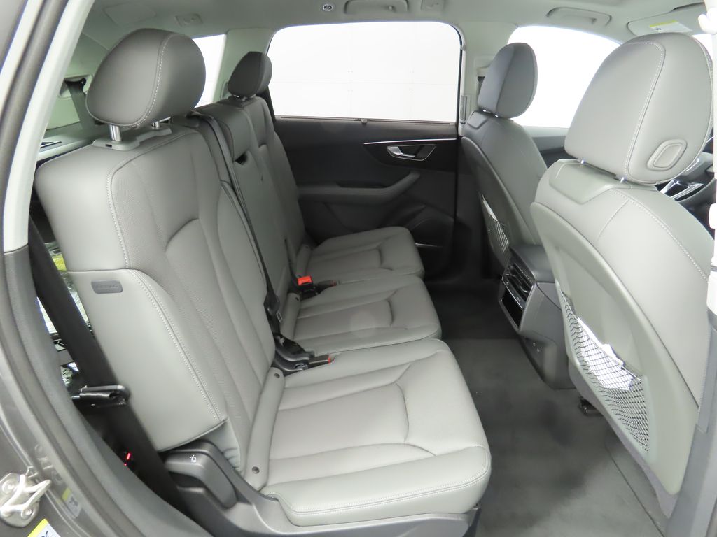 2025 Audi Q7  24