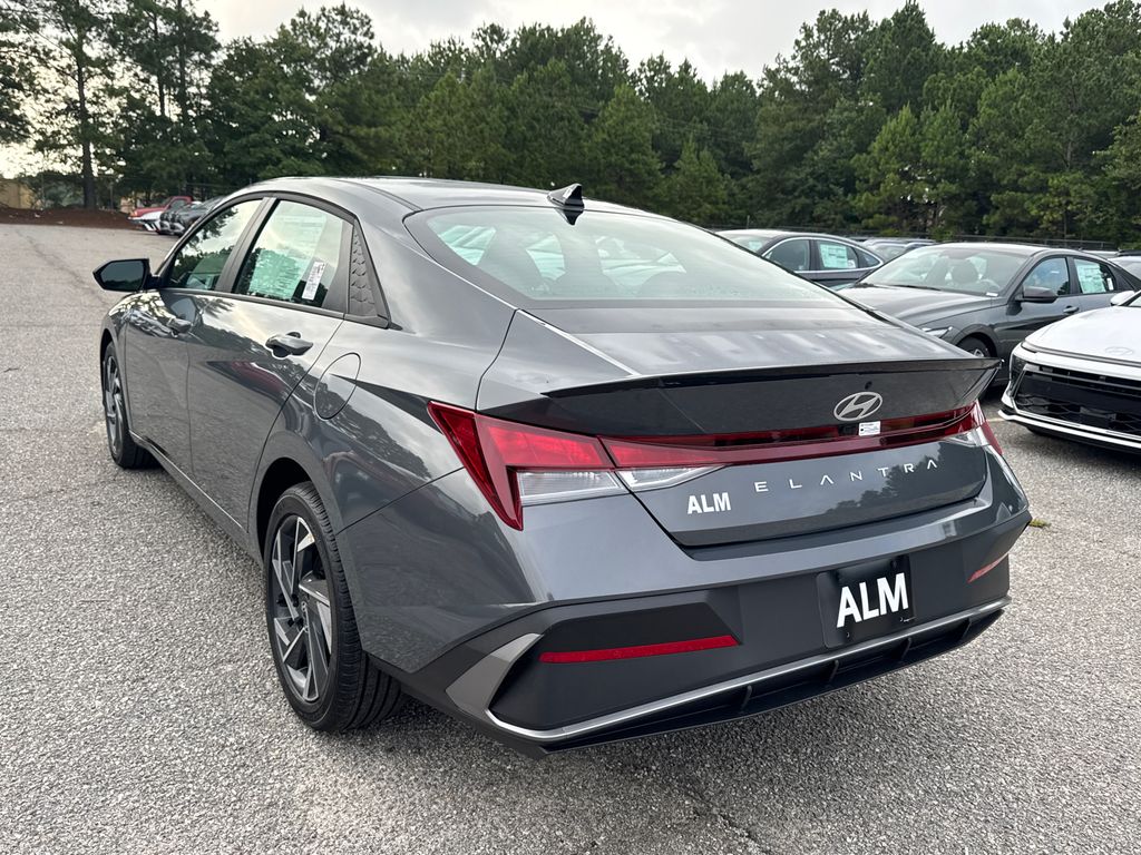 2025 Hyundai Elantra SEL Sport photo 3