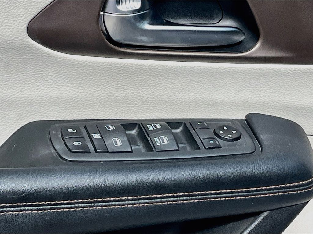 Used 2019 Silver Chrysler LX image 17