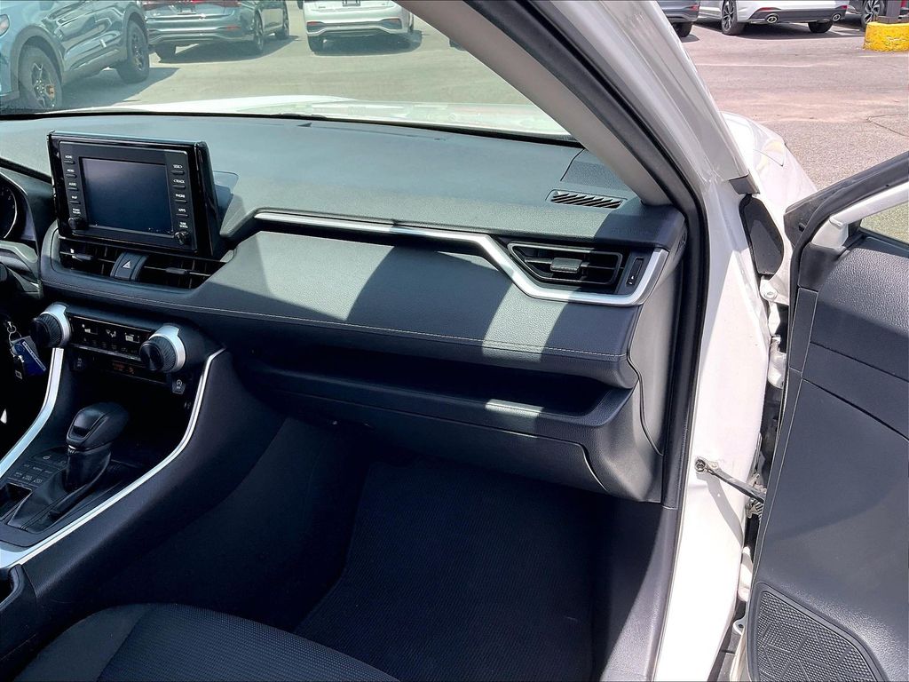 2019 Toyota RAV4 — photo 12