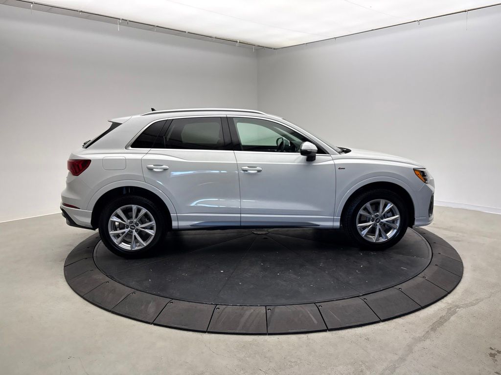 Thumbnail: 2021 Audi Q3 - 8