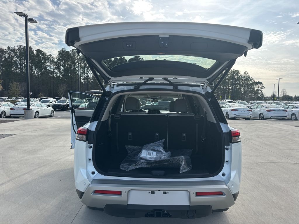 2025 Everest White Pearl Tricoat Nissan Pathfinder SL FWD SUV