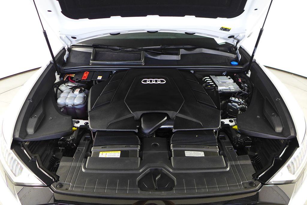 Thumbnail: 2023 Audi Q8 - 6