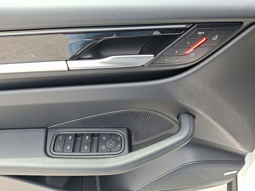 Thumbnail: 2025 Porsche Macan - 14