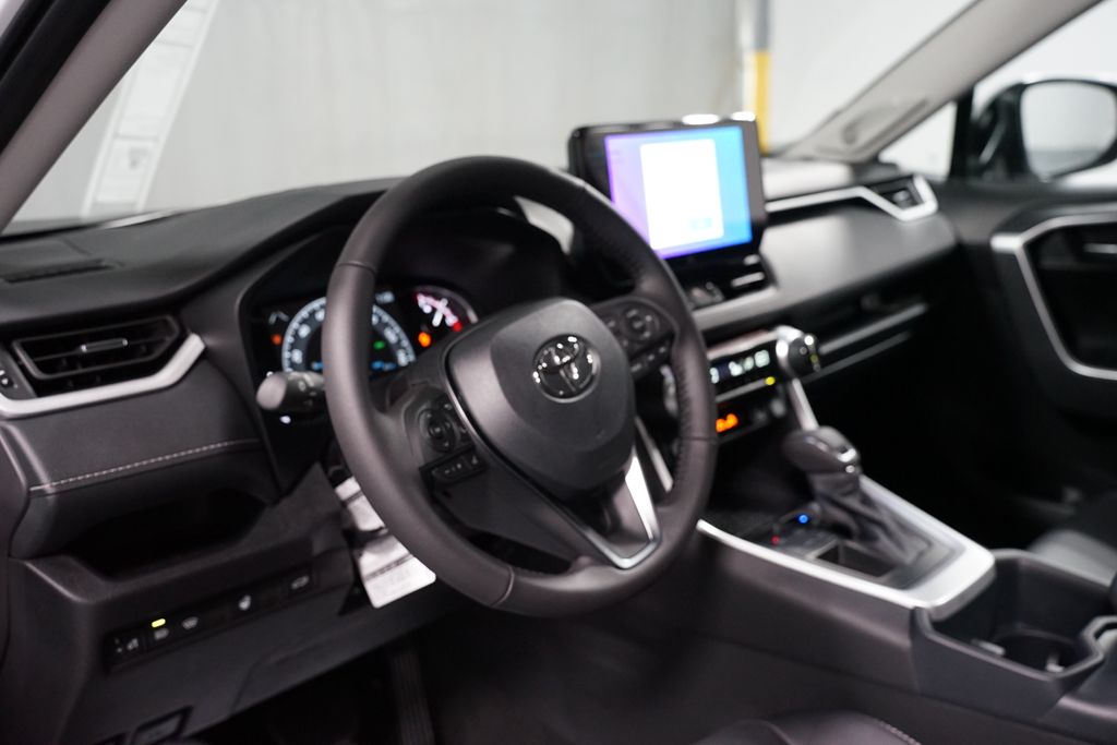 Thumbnail: 2025 Toyota RAV4 - 17