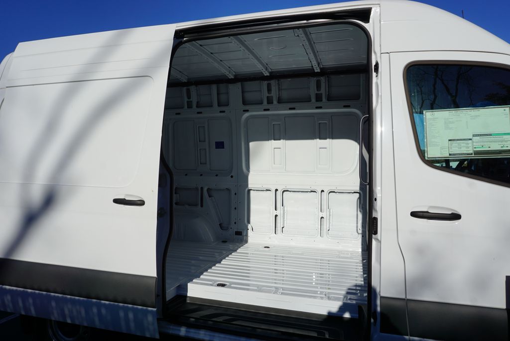 Thumbnail: 2025 Mercedes-Benz Sprinter - 9