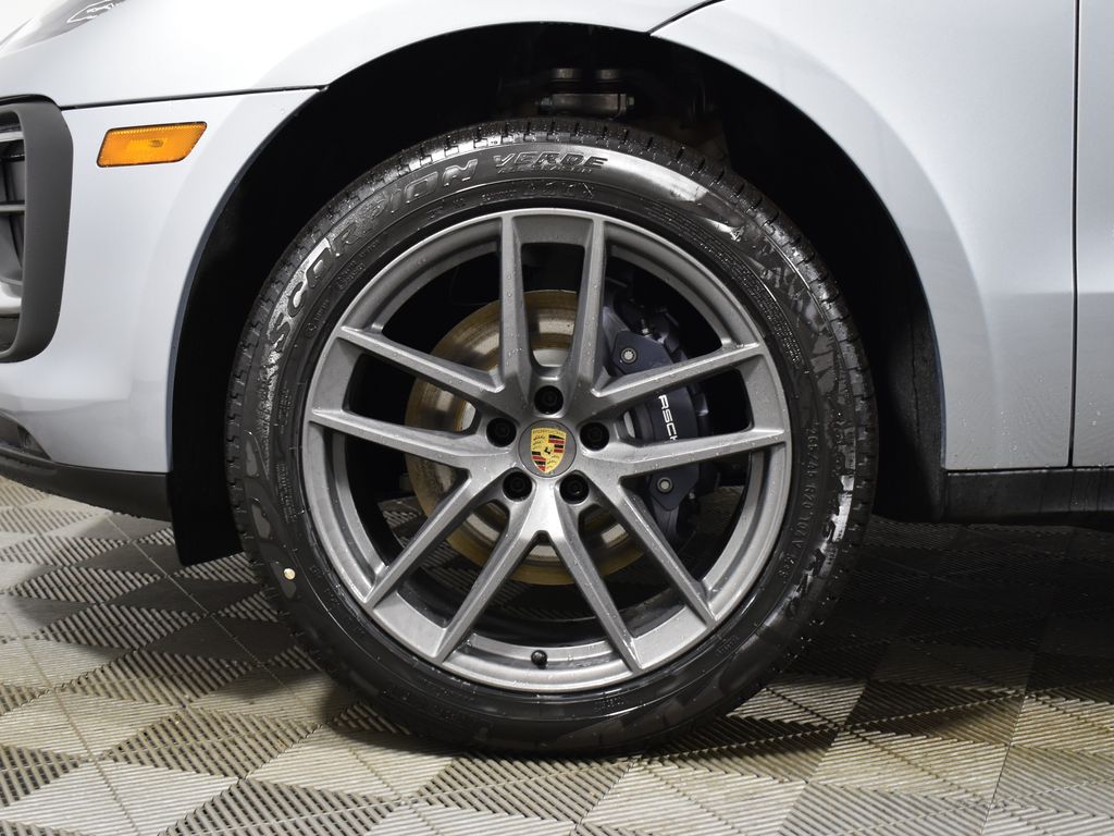 Thumbnail: 2026 Porsche Macan - 12