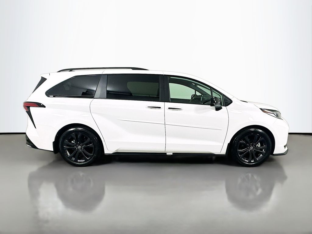 Thumbnail: 2026 Toyota Sienna - 4
