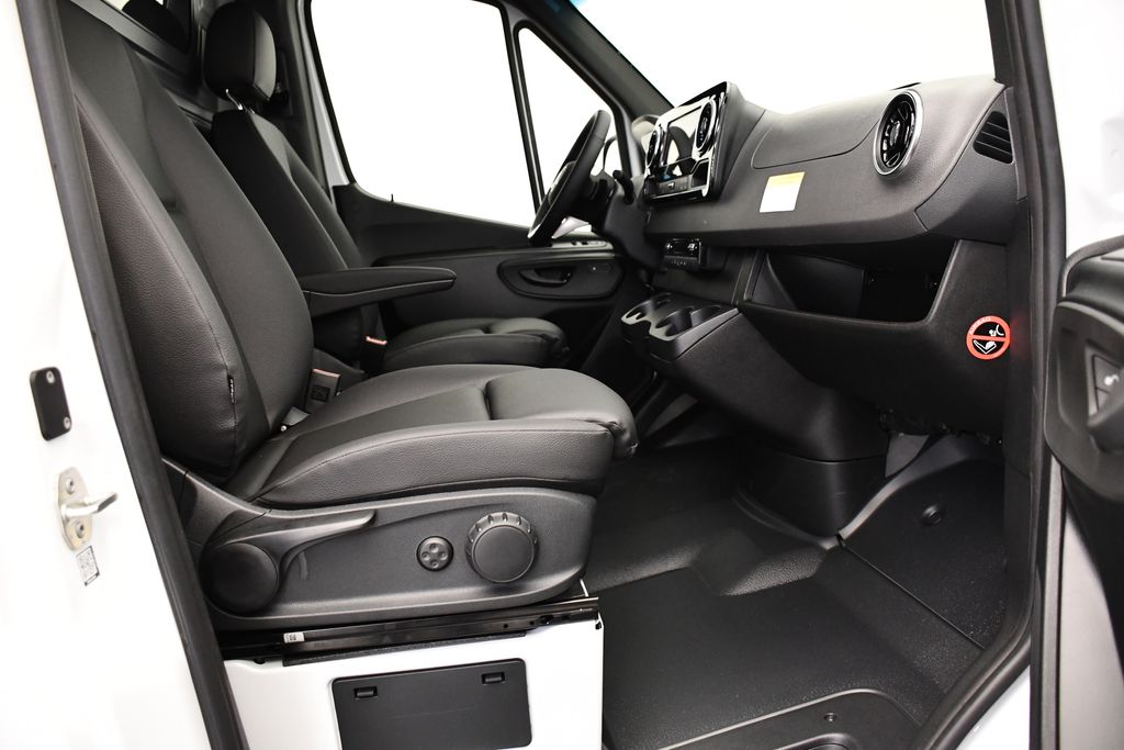 2025 Mercedes-Benz Sprinter 2500 32