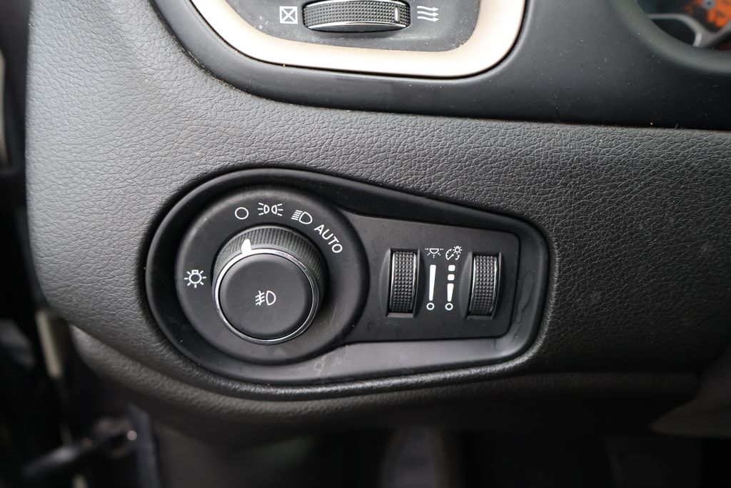 Thumbnail: 2016 Jeep Renegade - 18
