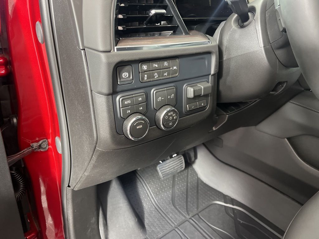 Thumbnail: 2026 Chevrolet Suburban - 26