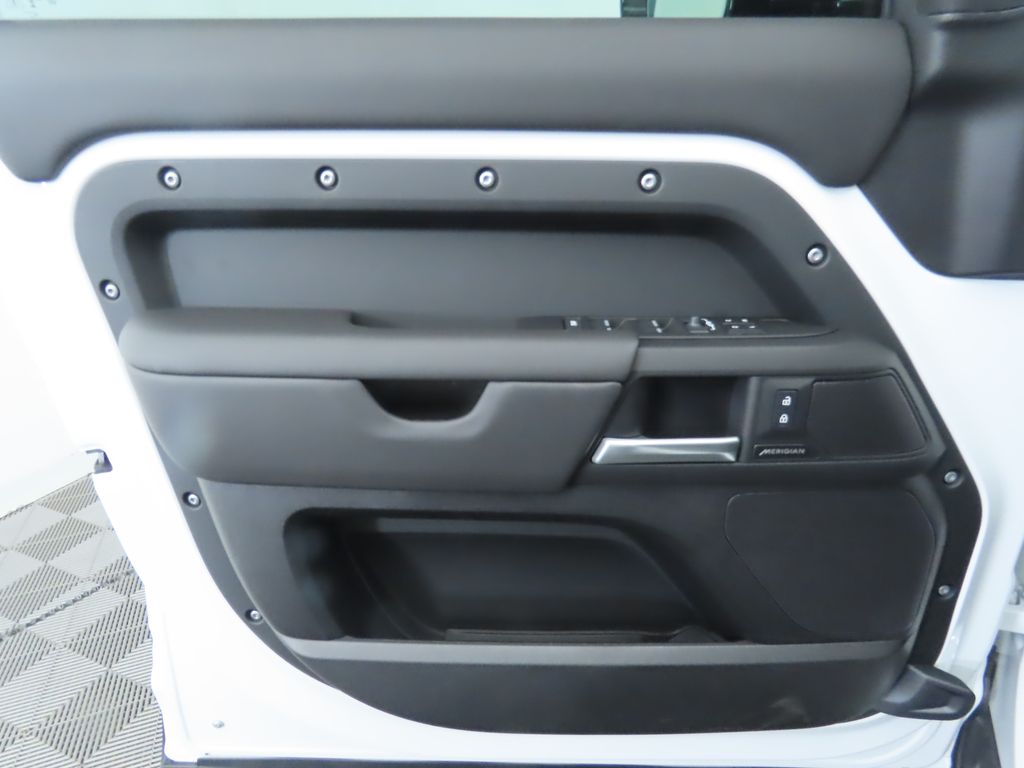 2025 Land Rover Defender 110 26