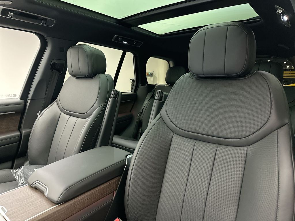 Thumbnail: 2025 Land Rover Range Rover - 9