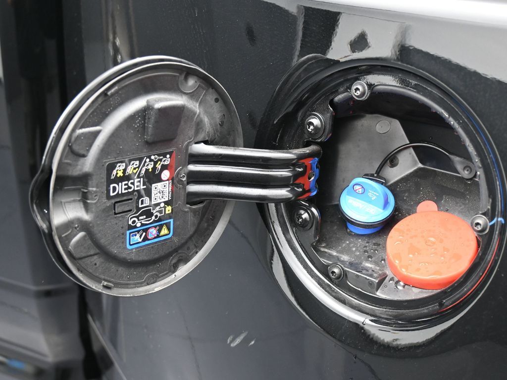 New 2026 Diamond Black Crystal Pearlcoat Ram Laramie image 34