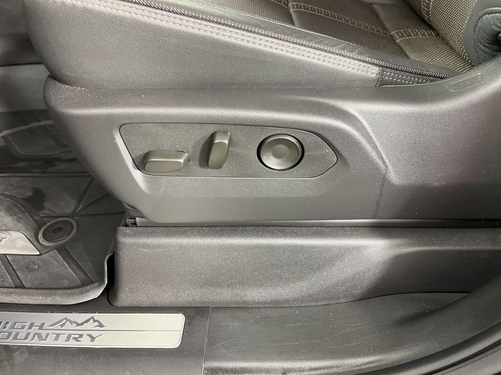 Thumbnail: 2025 Chevrolet Silverado 1500 - 25