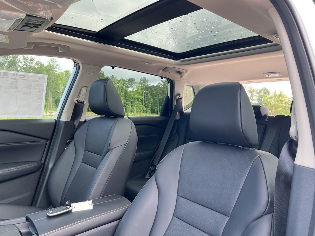 2025 Everest White Pearl Nissan Rogue SV FWD SUV