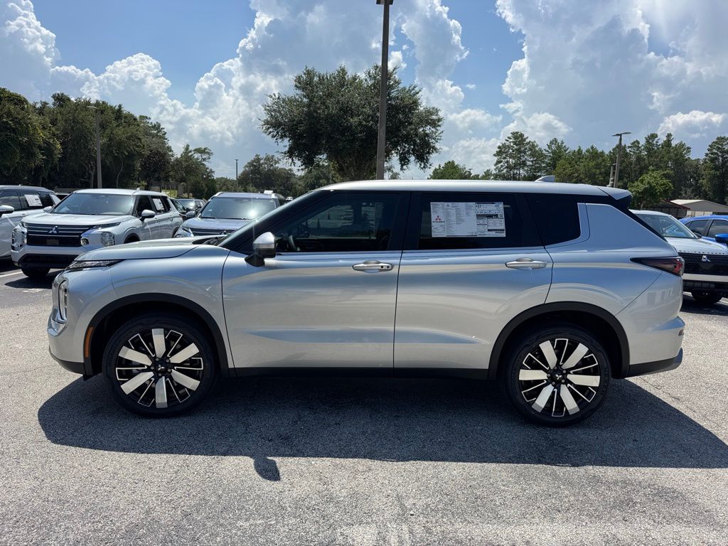 2025 Mitsubishi Outlander SE photo 4