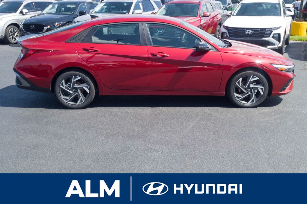 2025 Hyundai Elantra SEL Sport photo 4