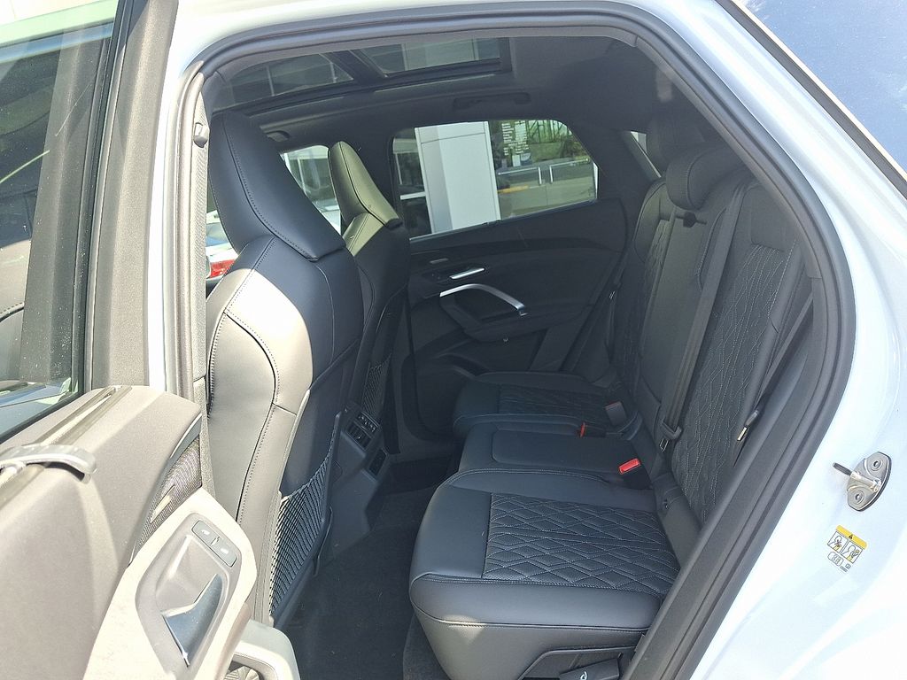 Thumbnail: 2026 Audi SQ5 - 7