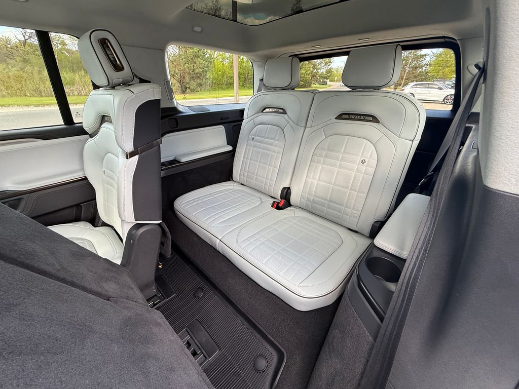 Rivian R1S