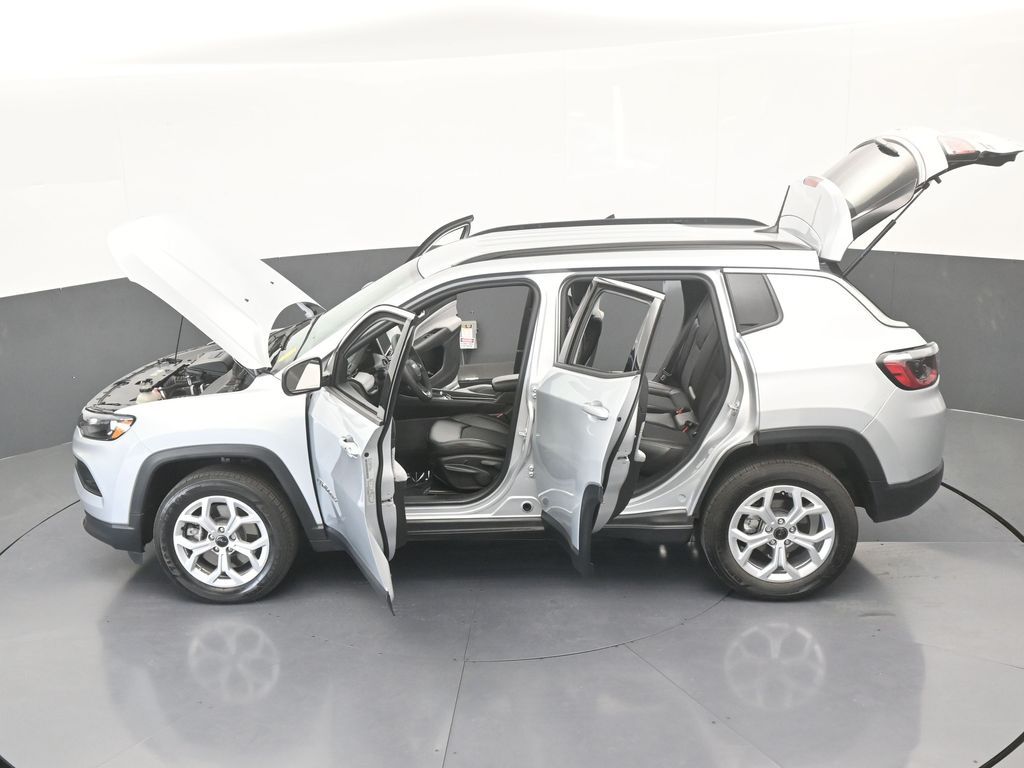 Used 2025 Silver Zynith Metallic Clearcoat Jeep Latitude image 35