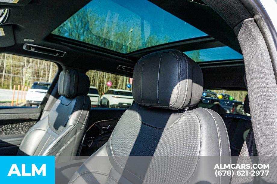 Used 2023 White Land Rover SE Dynamic image 17