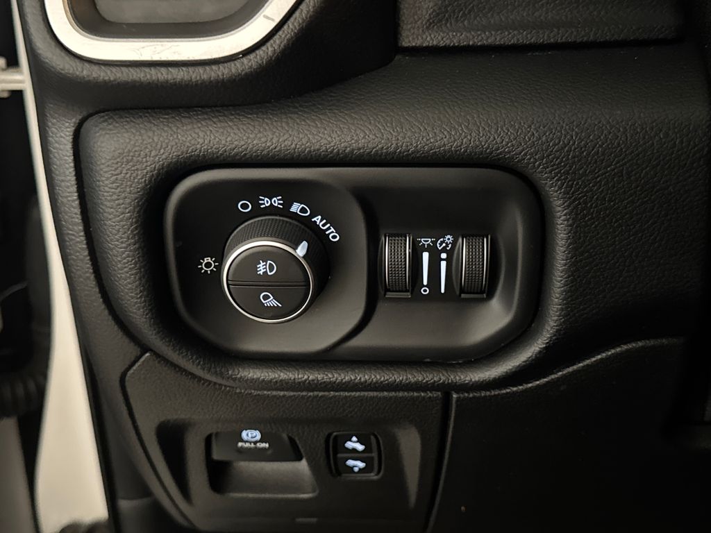 Used 2019 White Ram Big Horn/Lone Star image 18