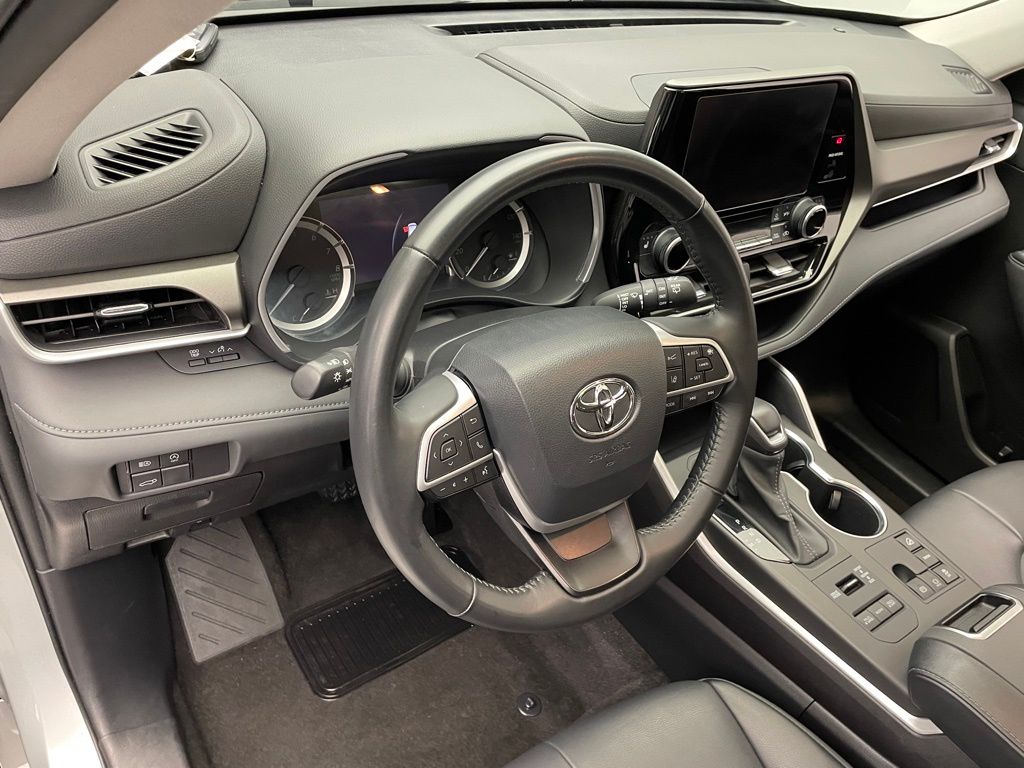 2023 Toyota Highlander XLE 9