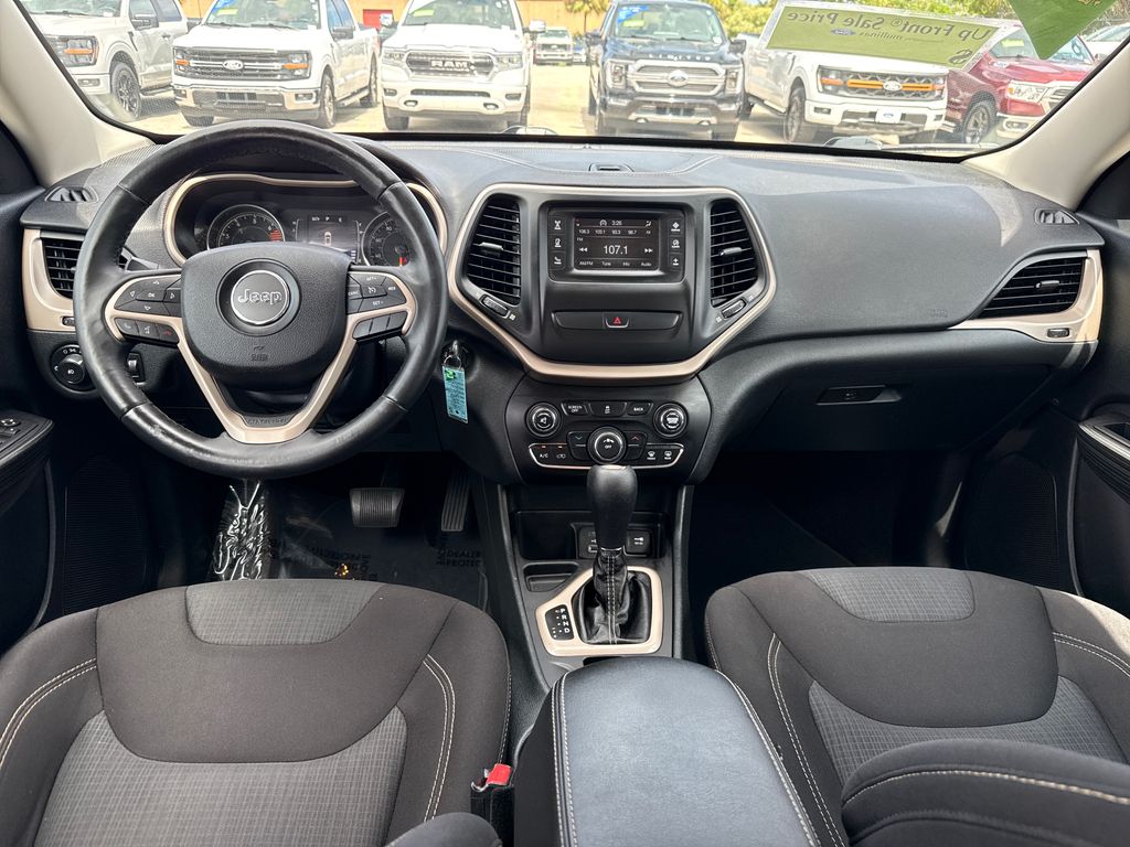 Used 2016 White Jeep Latitude image 6