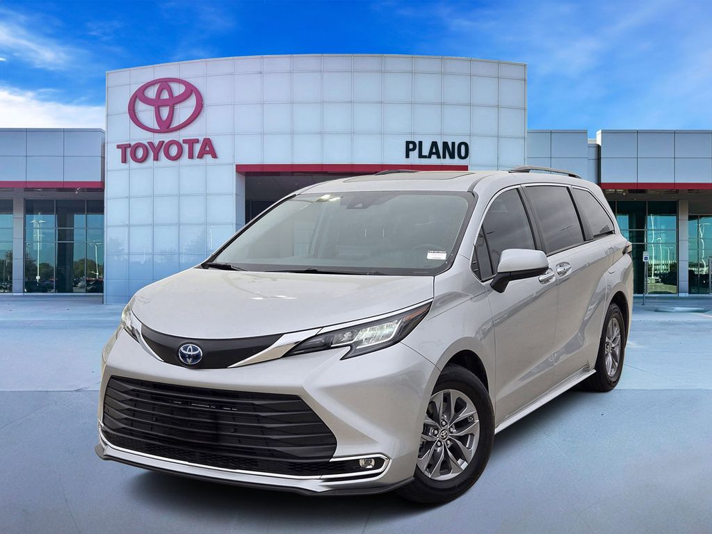 2022 Toyota Sienna XLE 7-Passenger FWD