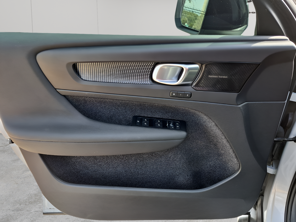 Used Car 2022 Volvo Xc40  R-design For Sale Under $25,000 In Austin, Texas