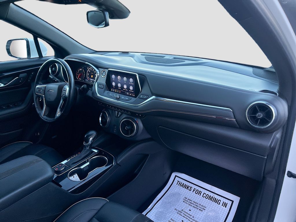 Used 2022 Iridescent Pearl Tricoat Chevrolet Premier image 29