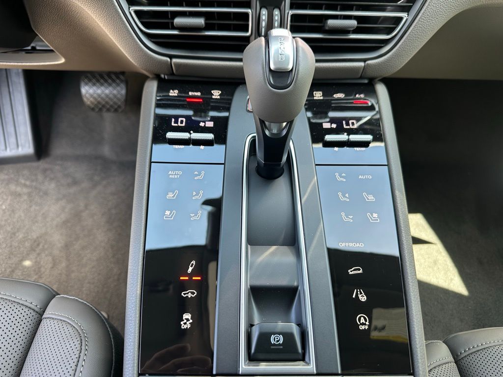 Thumbnail: 2025 Porsche Macan - 23