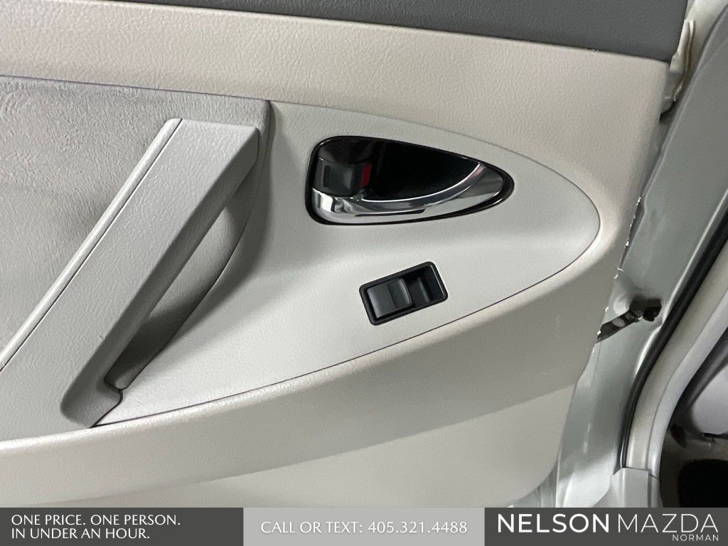 Used 2008 Silver Toyota LE image 19