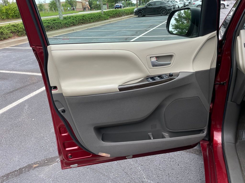 Thumbnail: 2017 Toyota Sienna - 23